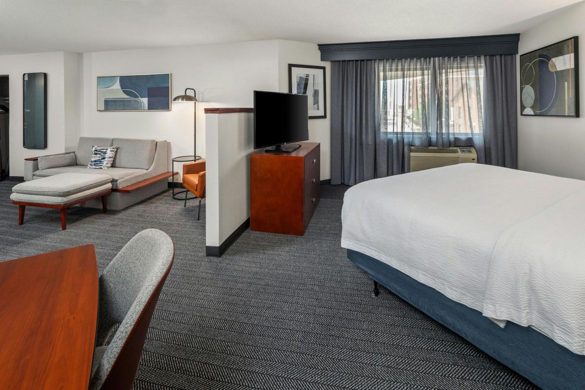 Courtyard Downtown/mississippi Riverfront 3*